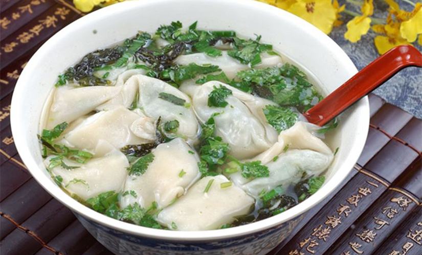 馄饨是是起源于中国北方的一道民间传统面食,用薄面皮包肉馅儿,下锅
